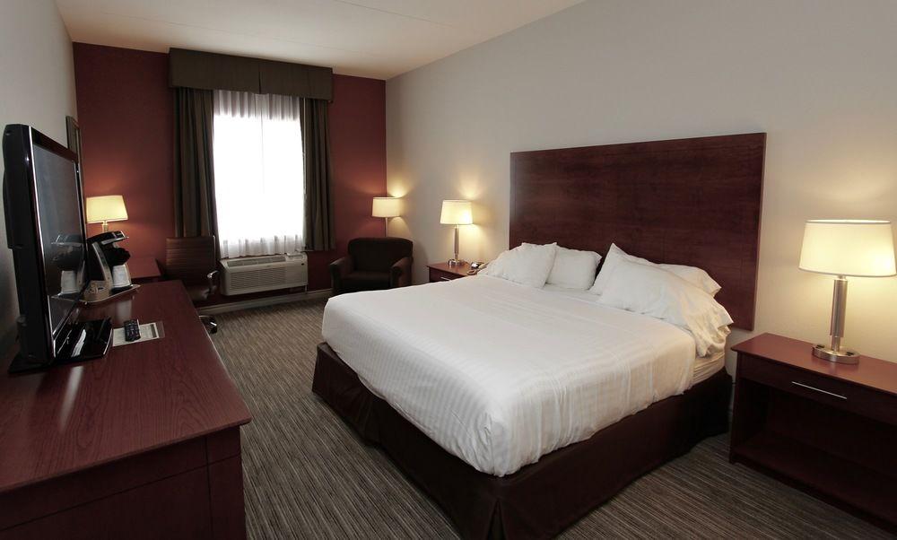 Holiday Inn Express Hotel & Suites 1000 Islands - Gananoque By Ihg Экстерьер фото