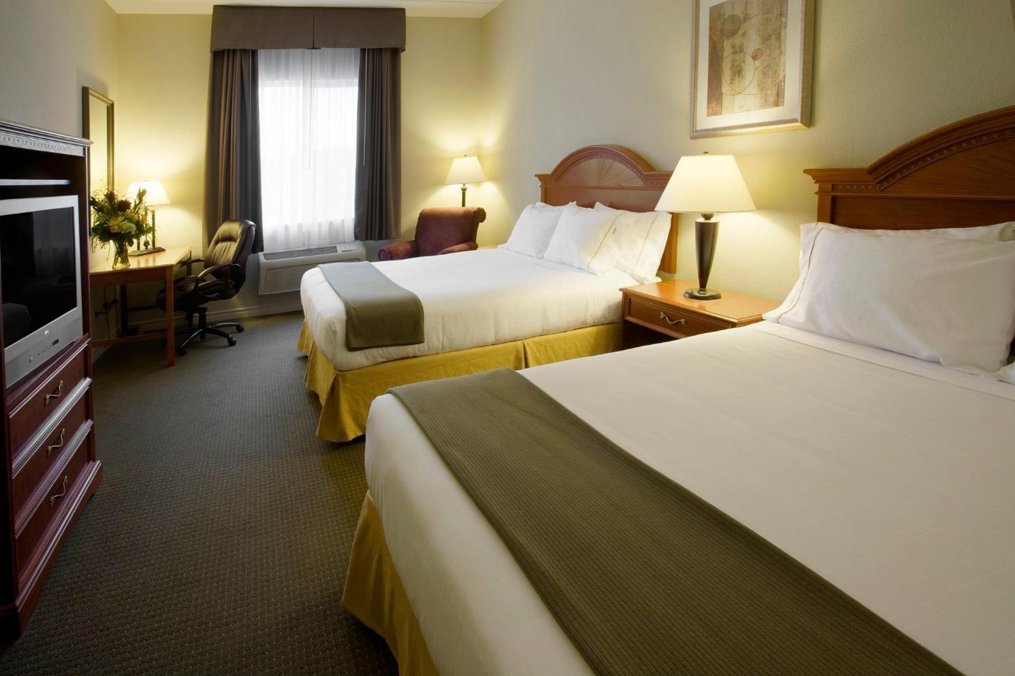 Holiday Inn Express Hotel & Suites 1000 Islands - Gananoque By Ihg Экстерьер фото