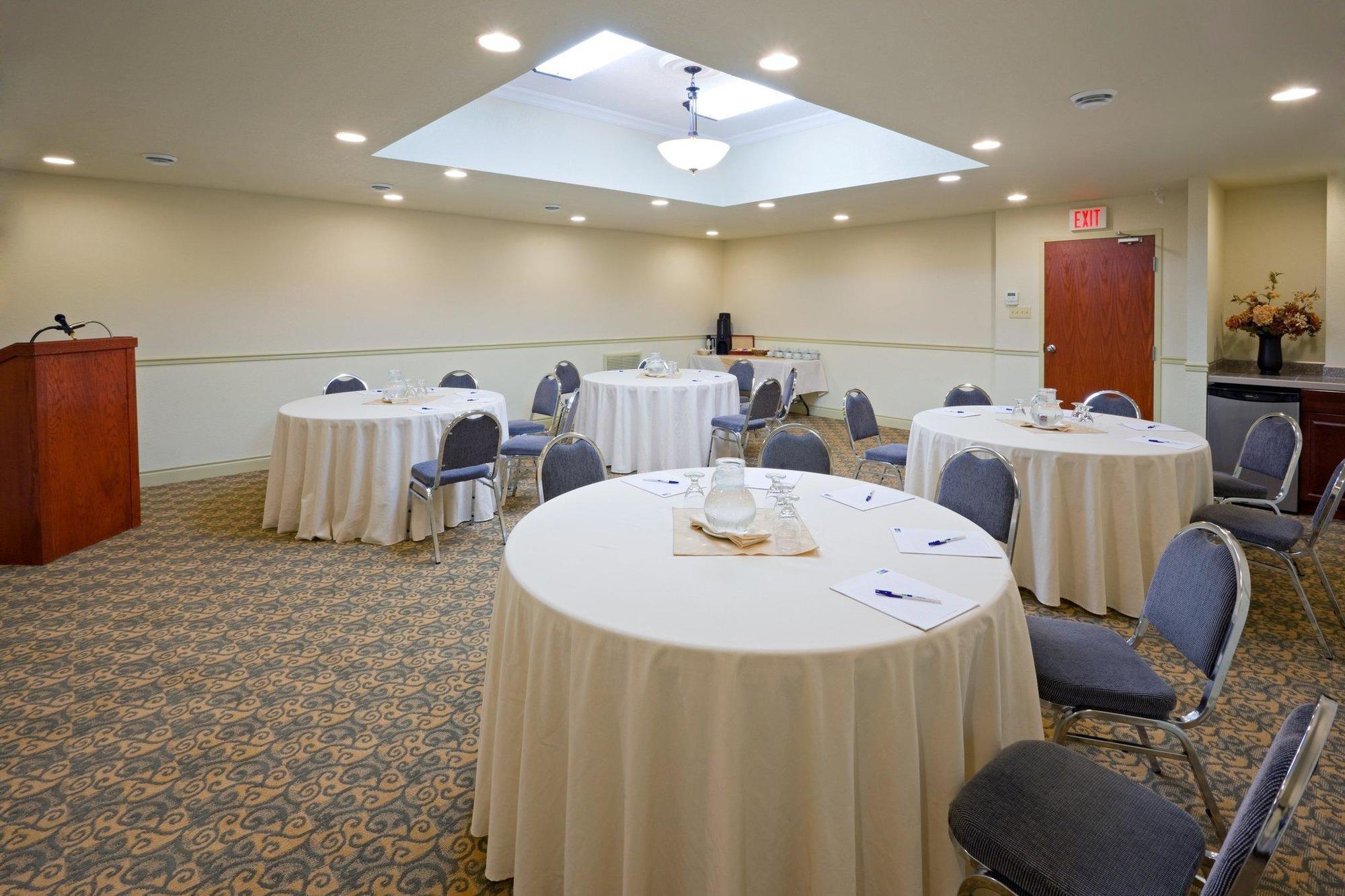 Holiday Inn Express Hotel & Suites 1000 Islands - Gananoque By Ihg Экстерьер фото