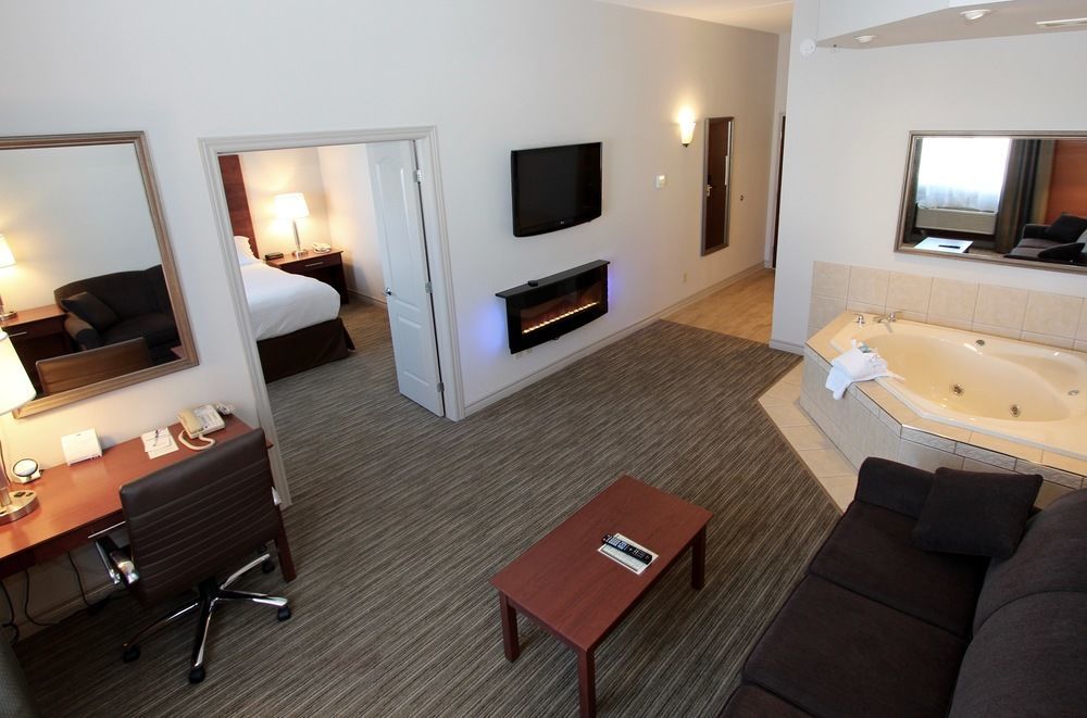 Holiday Inn Express Hotel & Suites 1000 Islands - Gananoque By Ihg Экстерьер фото