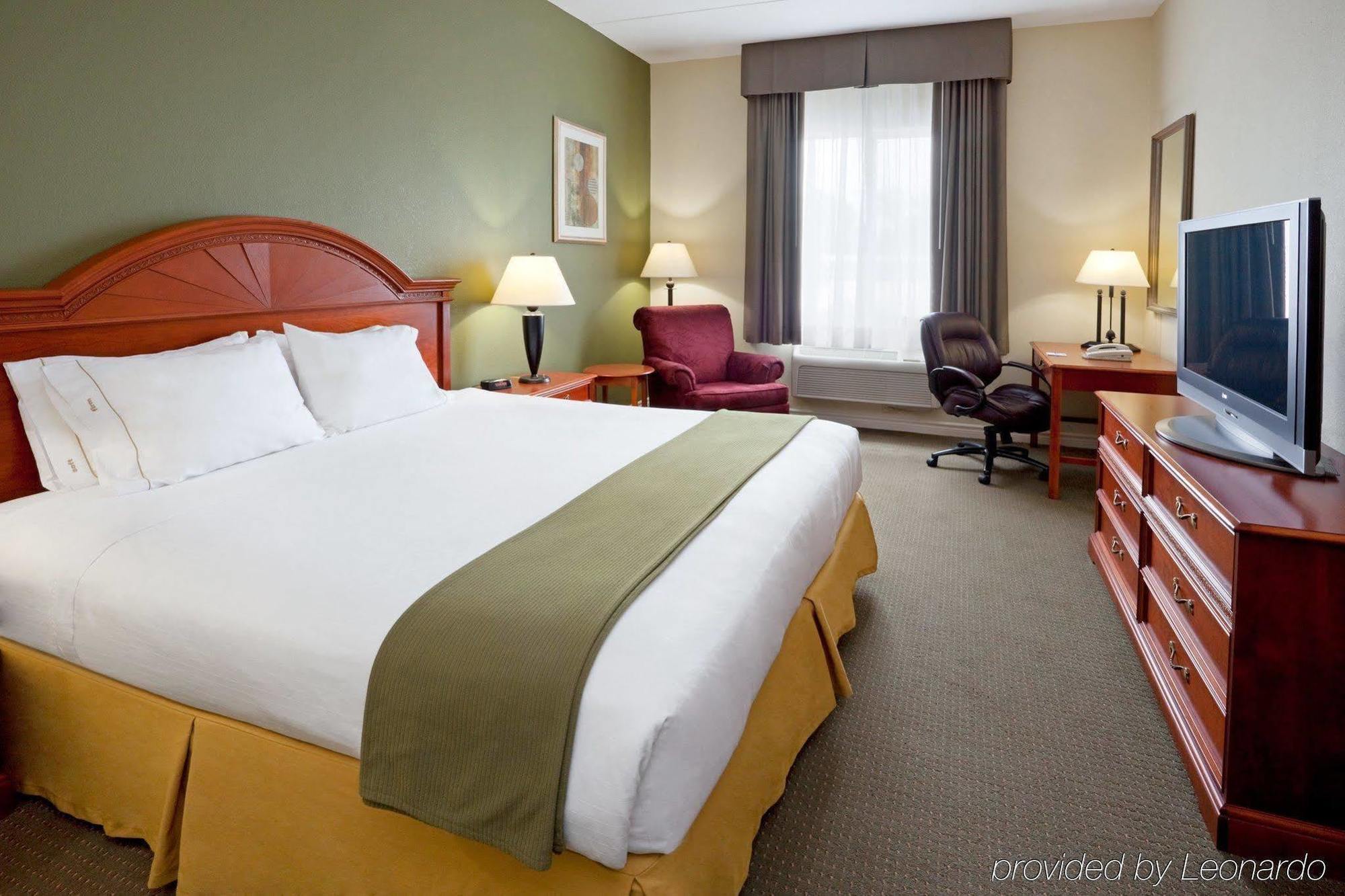 Holiday Inn Express Hotel & Suites 1000 Islands - Gananoque By Ihg Экстерьер фото