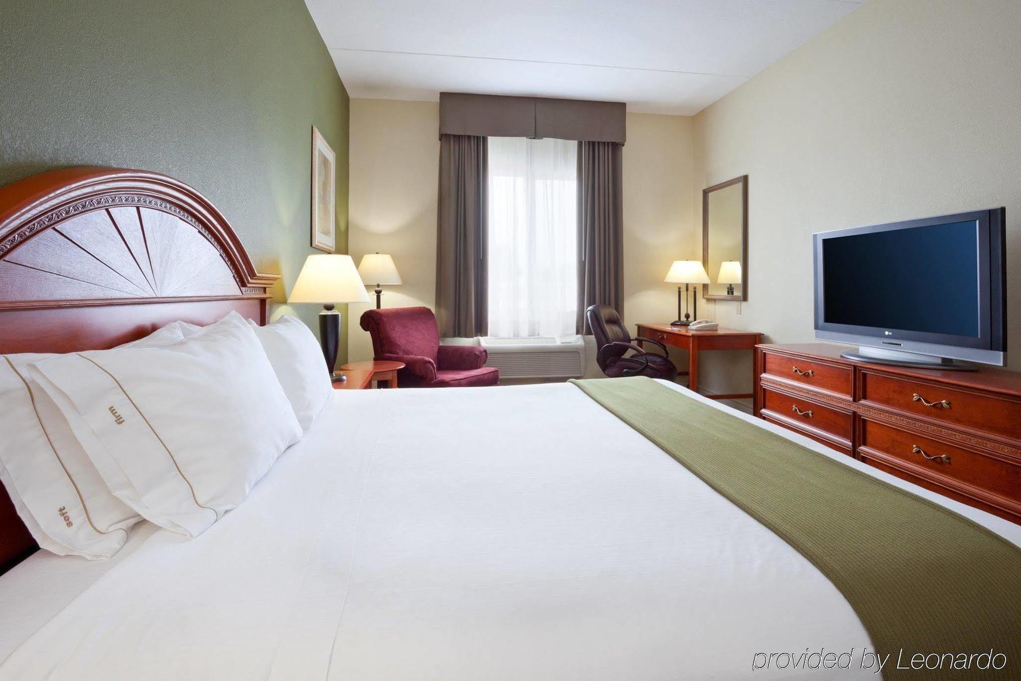 Holiday Inn Express Hotel & Suites 1000 Islands - Gananoque By Ihg Экстерьер фото